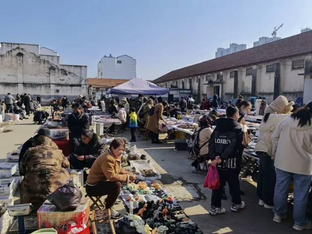 A day at the crystal market