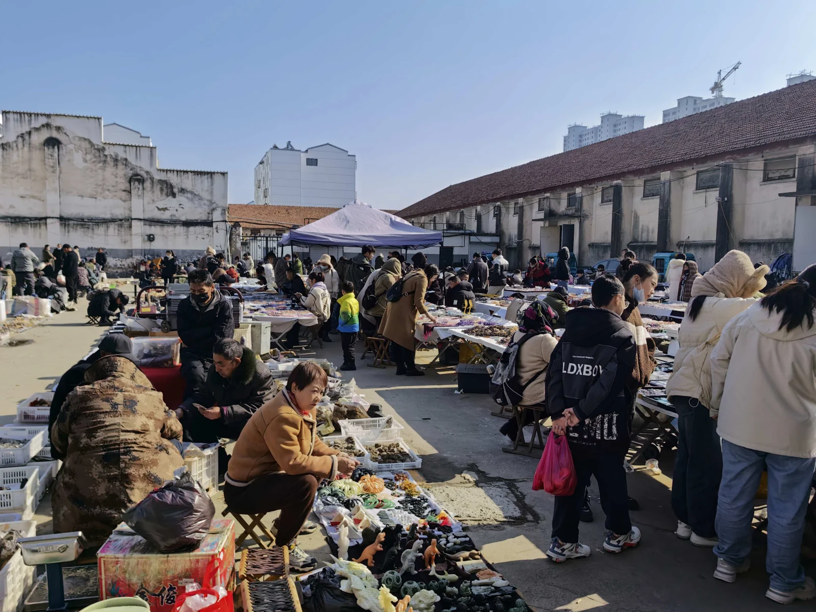 A day at the crystal market